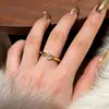 Exquisito Brazalete Giratorio de Planeta de Zirconia Estilo Lujo Ligero para Mujer, Anillo Abierto Versátil de Moda de Nicho con un Ambiente Único