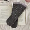 Calcetines grises para mujer, calcetines de encaje con relieve 3D estilo japonés hasta la mitad de la pantorrilla, etiqueta de tela estilo coreano con lazo, estampado floral dulce y diseño con volantes