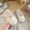 Sapatilhas florais com padrão de pétalas para meninas, coleção primavera/verão 2026, para bebês e crianças pequenas, sapatos de verão doces e estilosos com cabedal em malha, versáteis e fáceis de combinar