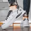 Tênis Masculino, Novo Estilo Primavera e Outono, Couro Respirável Slip-On Calçados Casuais, Sapatos Brancos de Solado Grosso para Estudantes, Tênis da Moda para Homens