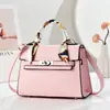 Bolso cruzado de temperamento moderno para el día a día Bolso de hombro ligero de lujo moderno 2025 Nuevo Bolso pequeño cuadrado de mano