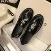 Estilo novo de primavera fivela quadrada pequena dourada estilo britânico versátil bico redondo salto grosso mocassins para mulheres
