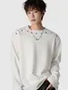 Hombreras Decorativas Metálicas Estilo Americano Camiseta Blanca de Manga Larga Pesada para Hombre Sudadera Casual Primavera/Otoño Top Trendy con Sentido de Diseño