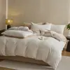 Conjunto de Quatro Peças de Veludo Leite Bordado Espessado Quente Solteiro e Casal Conjunto de Quatro Peças de Veludo para Bebê Capa de Colcha Individual de Veludo para Inverno de Estudante