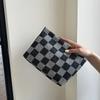 Bolsa de cosméticos pequeña y fresca con bordado de alta gama para mujer, bolsa de almacenamiento portátil de lona interior de gran capacidad con acabado, bolsa de lavado de maquillaje