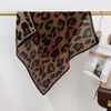 Bufanda Cuadrada de Algodón y Lino Coreana Nueva Clásica Leopardo Primavera y Otoño Bufanda Decorativa Estilo Occidental de Moda Bufanda de Seda Bufanda para Viajes y Salidas
