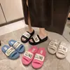 Chinelos femininos de sola grossa para o verão, novos, com velcro, sensação de "merda" (informal), chinelo de uma tira, bico aberto, sandálias de praia, atacado