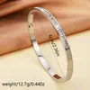 Pulseira de aço inoxidável europeia e americana mais vendida, moderna, versátil, que não desbota, com toque de luxo, cravejada de diamantes, simples, pulseira de titânio