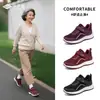Zapatos de Caminar para Mujer, Zapatos Deportivos para Exteriores Estilo Pareja, Zapatos Casuales Cómodos de Suela Blanda, de Velcro Convenientes Zapatos para Mamá Venta al por Mayor