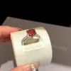Belleza en el Corazón Anillo Abierto Redondo de Circonia Súper Brillante Anillo de Alto Nivel de Nicho Joyería de Mano Dulce y de Moda Venta al por Mayor