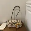 Elegante y exquisito bolso de hombro y bolso de mano con lunares grandes, de la nueva colección otoño 2026, un artículo de nicho, de alta calidad, moderno y versátil.