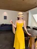 Vestido Versátil de Verano con Diseño de Espalda Cruzada, Cintura Fruncida para un Efecto Adelgazante, Copas Extraíbles y Tirantes Finos - Mayoreo