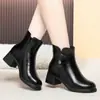 Botas Femininas Pretas de Salto Grosso com Zíper Lateral Forradas com Pelúcia Quentes Moda Tendência Outono/Inverno Zíper de Metal Bico Redondo Modelo Estiloso
