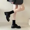 Sapatos femininos de couro pretos de cadarço baixo estilo britânico, novos mocassins estilo universitário verão-outono 2026 para combinar com saias