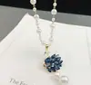 Collar de Perlas de Camelia que Gotea Aceite Nueva Moda para Mujer Exquisita Cadena Larga para Suéter Colgante Versátil de Ropa de Alta Gama