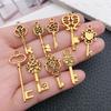 Mezcla de 20 colgantes de aleación con forma de trébol de cuatro hojas con forma de llave de amor de oro antiguo retro hechos a mano, accesorios de joyería DIY al por mayor