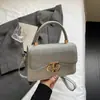 Nova Bolsa Outono 2025 Feminina Retrô de Ombro Cruzada Pequena Quadrada Fashion Elegante Exquisite Bolsa de Mão