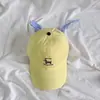 Gorra de Béisbol Bordada con Perro Dóberman de Dibujos Animados y Correa a Cuadros con Lazo Estilo Coreano para Mujer, Gorra de Sol para Primavera y Verano que Hace que la Cara Parezca Más Pequeña