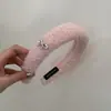 Faixa de Cabeça de Pelúcia de Alta Qualidade Inspirada na Chanel em Estilo Coreano com Aba Larga para Mulheres, Elegante e Estilosa, Acessório de Cabelo Versátil para Lavar o Rosto