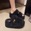 Nuevas zapatillas de felpa para mujer Otoño/Invierno 2026, de suela gruesa, puntera cerrada, zapatillas de algodón, que aumentan la altura, cálidas, para mujeres menudas, zapatos esponjosos