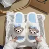 Adoráveis pantufas de pelúcia de desenho animado com solas macias, novo estilo outono/inverno 2026 feminino, confortáveis para usar em casa, design de calçar fácil, pantufas baixas fofinhas