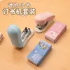 Mini Grapadora Pequeña Estudiante Dibujos Animados Portátil Máquina para Grapar Exámenes Set de Grapadora Pequeña de Papelería Multifuncional