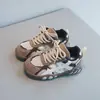 Novos Tênis Esportivos Infantis Primavera/Outono 2026 Meninos Sapatos Respiráveis para Exterior Meninas Sapatos do Papai Casuais para Crianças Médias/Grandes
