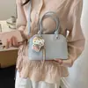 Bolso de mano casual de alta costura de nicho 2026 nuevo elegante bolso de hombro cruzado acolchado versátil para ir al trabajo bolso simple