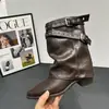 Botas de media pantorrilla para mujer con hebilla de estilo coreano, nueva colección otoño 2026, tacón grueso, color liso, botas de moda, color marrón, botines versátiles