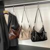 Bolsa Tote Casual Retrô para Mulheres 2025 Nova Coleção Primavera e Verão Grande Capacidade Textura Fashionável Tendência Bolsa de Ombro/Axila