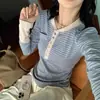 Camiseta de Rayas Dulces y Picantes Estilo Americano, Cuello Semiabierto, Hombro Derecho, Manga Larga para Mujer, Nueva Colección Primavera y Otoño, Aspecto Delgado en la Cintura, Top Corto