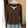 Moda Otoño 2026: Camiseta de Manga Larga de Algodón Puro para Mujer, Estilo Coreano, Cuello Henry, Falso Dos Piezas, con Diseño de Cuello en Y para un Look Juvenil