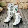Botas de mujer de talla grande transfronterizas europeas y americanas, blancas con bordado floral colorido, botas de media pantorrilla, con cordones y tacones gruesos, estilo western