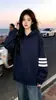 Moletom com capuz listrado de manga longa, design de nicho moderno estilo coreano para mulheres, novo top versátil casual para outono e inverno