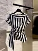 Camisa a rayas de cuello redondo y manga corta estilo francés, moderna y elegante para mujer, nueva blusa ajustada de verano 2026 que ciñe la cintura