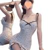 El atuendo de la hermana real presenta un diseño puro y deseable con un vestido de tirantes finos de lunares de nicho, un vestido corto ajustado tipo body de malla con fruncidos para el verano