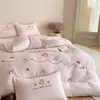 Gaze plissada super macia e glutinosa~Conjunto de quatro peças em gaze de algodão puro dupla camada classe A com bordado fofo conjunto de três peças infantil de algodão puro com desenho animado