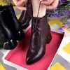 Novas botas de tornozelo estilo chinês para mulheres, coleção outono/inverno 2026, modernas e chiques com salto de espessura média, bico fino e forro de fleece para aquecimento
