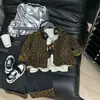 Jaqueta Infantil Estampa de Leopardo Casaco Estilo Coreano Outono 2026 Nova Roupa Infantil Meninos Bebê Primavera e Outono Versátil Top