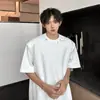Camiseta de Verão Estilo Americano com Gola Pequena, Ombreiras Acolchoadas, Manga Curta para Homens com Design Único, Botões Metálicos, Resistente, Mangas Caídas Frescas e Estilosas