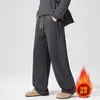 Estilo nuevo 2026, forrados de felpa y engrosados, corte holgado estilo americano, pierna recta, pierna ancha, pants deportivos para hombre, pantalones casuales versátiles para invierno, pantalones de papá