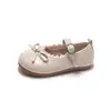 Zapatos de princesa para niños, nueva colección primavera/otoño 2026, zapatos de cuero blanco, estilo Mary Jane, zapatos de suela blanda para niñas pequeñas, zapatos de un solo color