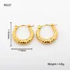 Fábrica al por mayor Estilo Retro Color Acero de Titanio Conservación del Color Aro Clásico Liso Pendientes con Diseño en Relieve Pendientes de Aro de Nicho de Moda para Mujer