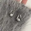 Brincos de Orelha Minimalistas Pérola Cinza Frio, Versáteis e Únicos, com um Toque de Luxo, Brincos Estilosos, Acessórios de Orelha de Nicho e Únicos