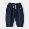 Calça Masculina 2026 Primavera Novo Estilo Calça Jogger Bordada para Crianças Maiores Calça Esportiva Casual Primavera e Outono Calça Longa com Punho