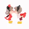 Nueva pareja de dibujos animados micro paisajismo escritorio DIY accesorios bola de cristal horquilla vestido rojo linda pareja besándose adornos