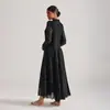 Foto Real de um Vestido de Renda Estilo Palácio com Delicados Bordados Florais Tridimensionais e Mangas Longas