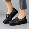 Sapatos de Couro Femininos Bordados Macios Antiderrapantes de Solado Macio, Estilo Novo de Primavera Feitos Sob Medida Transfronteiriços, Ultra Leves Confortáveis para Pessoas de Meia-Idade e Idosos, Dropshipping de Peça Única