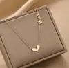 Alta Gama Lindo Simple Moda Letras de la Suerte Corazón Corazón de Durazno Acero de Titanio Colgante Acero de Titanio Collar Joyería para Mujer Venta al por Mayor