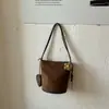 Transfronterizo Otoño 2026 Nuevo Estilo Coreano Simple Moda Retro Bolso Cubo Chic para Viajes Diarios Versátil Bolso de Hombro/Debajo del Brazo